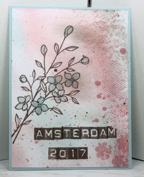 Heute zeige ich Dir meine Swaps aus Amsterdam, die ich für das OneStage Treffen gemacht habe. Die kleineren Kärtchen haben eine Größe von 3 Inch x 4 Inch, die anderen sind in "Normaler" Karten Größe. Und so habe ich die Karten gemacht: Kleine Karte: Als Erstes habe ich den Hintergrund mit Stempelfarben und einen Schwämmchen eingefärbt. Als Stempel habe ich Touches of Textures genommen. Mit dem Pinselstift Wink of Stella in klar habe ich die Blüten koloriert und ein paar Kleckse gemacht. Den Text habe ich mit den Stempeln Label Alphabet gestempelt. Große Karte: Hier habe ich als Erstes eine Thinlits Form aus dem Set "Wunderbar verwickelt" und ein paar Blüten ausgenudelt und dann auf Seidenglanzpapier geklebt. Auf einen Acrylblock habe ich etwas Nachfülltinte gegeben und mit dem Pinselstift Wink of Stella in klar aufgenommen. Dann einfach über die Karte "gepinselt". Auch hier habe ich den Text mit dem Label Alphabet gestempelt. Mit dem Pinselstift Wink of Stella kann man ganz toll kolorieren und hat dadurch, dass der Stift glitzert, einen tollen Effekt. Meine Swaps aus Amsterdam